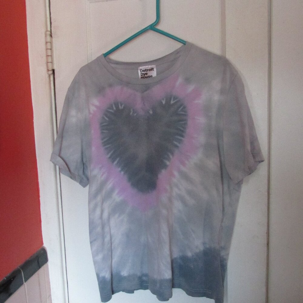 Detroit Dye House Pink Gray Heart Tie-Dye Tee Brightly Twisted Vee Neck